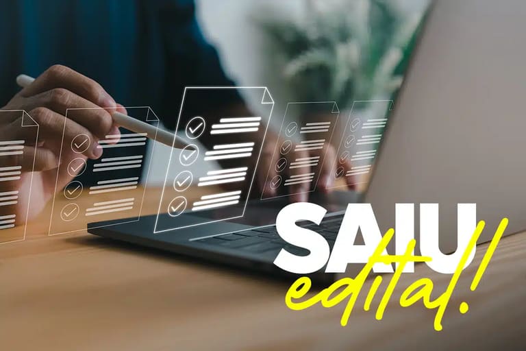 Candidato verificando edital publicado com informações sobre remuneração no notebook