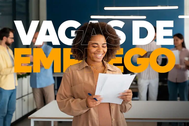 Mulher sorridente segurando papel com informações de vagas de emprego em ambiente corporativo