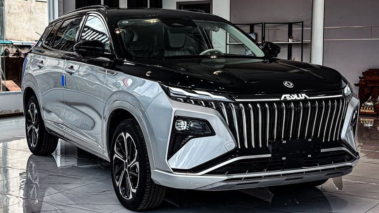 SUV chinês em showroom representando estratégia da Jeep de usar modelo asiático como base, seguindo exemplo da Fiat