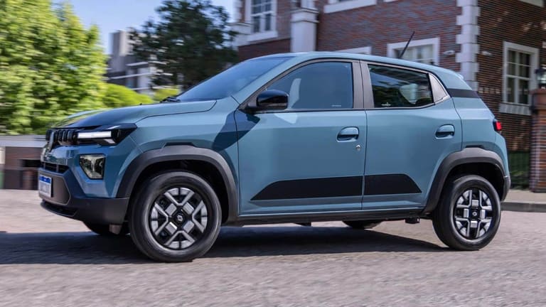 Renault Kwid E-Tech 2026 em movimento, destacando seu design moderno e minimalista.