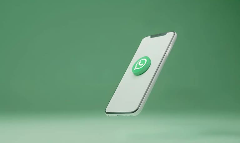 Imagem de celular com logo do WhatsApp flutuando, representando limpeza e otimização de apps no smartphone.