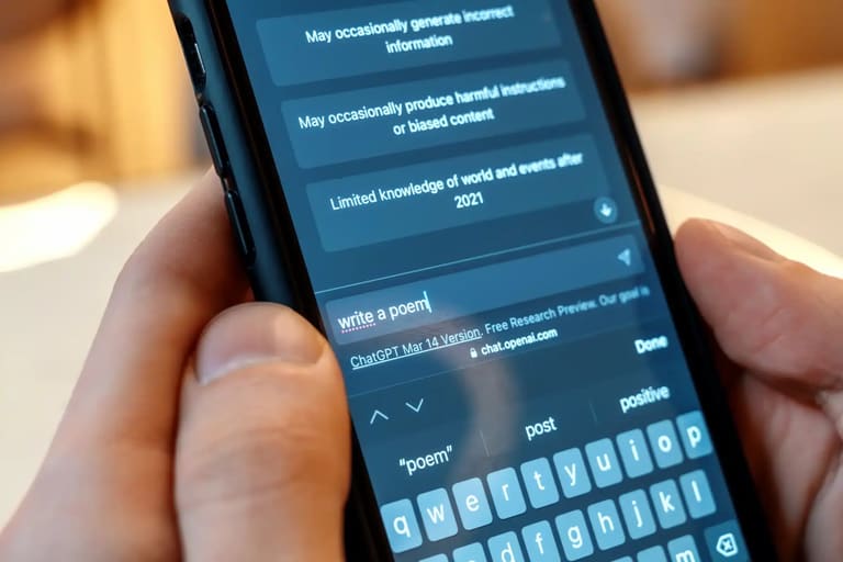 Pessoa usando a inteligência artificial para realizar uma pesquisa no smartphone.