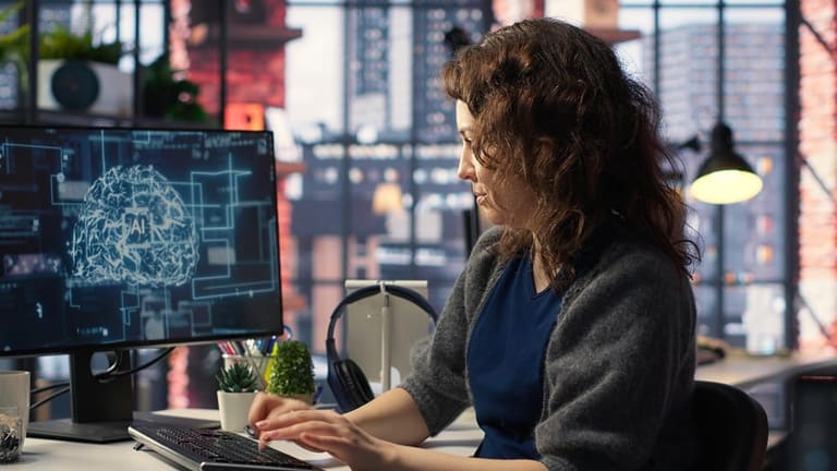 Mulher trabalhando com sistema de inteligência artificial em escritório contemporâneo