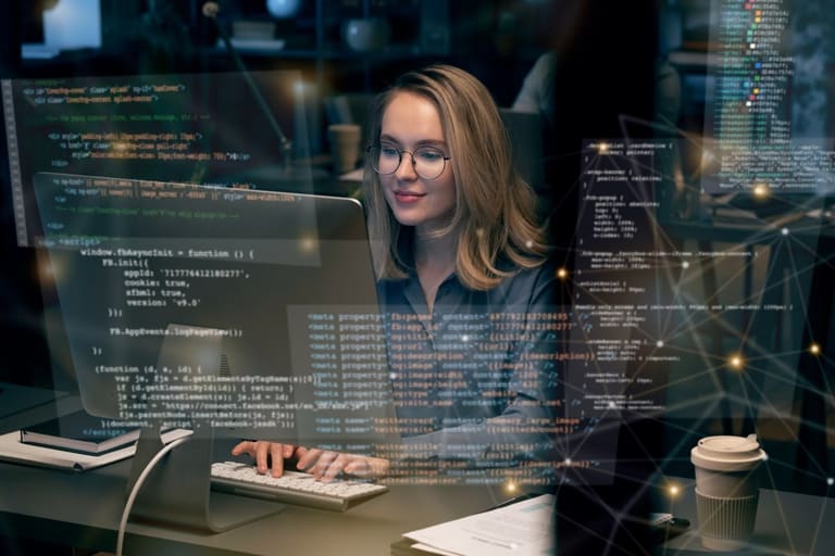 Profissional de tecnologia trabalhando com códigos e inteligência artificial em telas futuristas