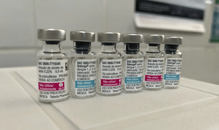 Frascos da primeira vacina 100% nacional contra dengue desenvolvida no Brasil.