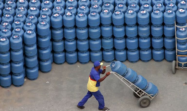 Fogão moderno com chama azul em foco e logo "Gas do Povo" exibido, simbolizando energia e economia para a população.