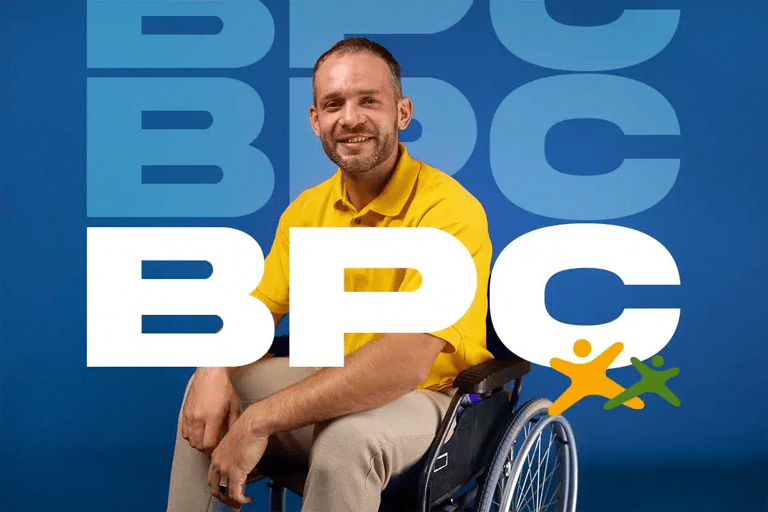 Pessoa em cadeira de rodas sorrindo, usando uma camiseta amarela, com o logo BPC em destaque no fundo.