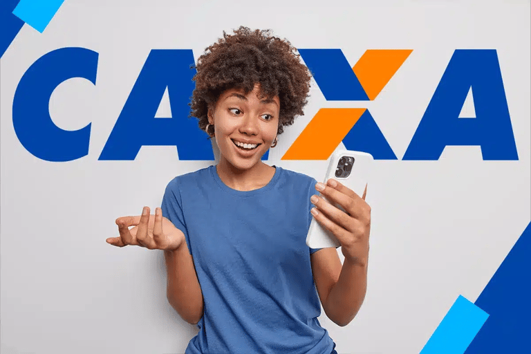 Jovem sorridente segurando smartphone com camiseta azul diante do logo da Caixa Econômica Federal