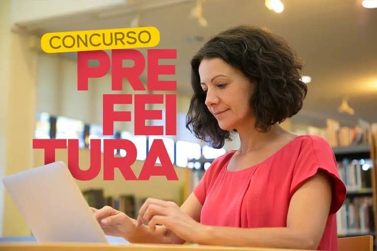 Últimos dias para inscrição em concursos municipais de SP com mais de 30 cargos ofertados Candidata consultando edital de concurso de prefeitura paulista antes do encerramento das inscrições em 24/11.