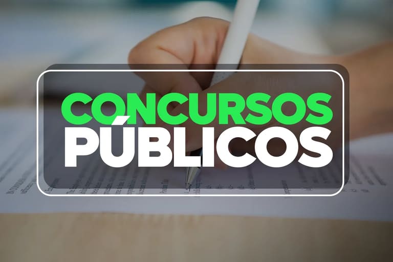 Homem escrevendo em caderno enquanto estuda em mesa com livros e caneta azul