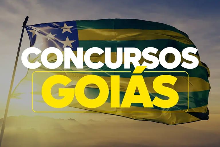 Bandeira de Goiás tremulando com o texto "CONCURSOS GOIÁS", representando as oportunidades de serviço público no estado.
