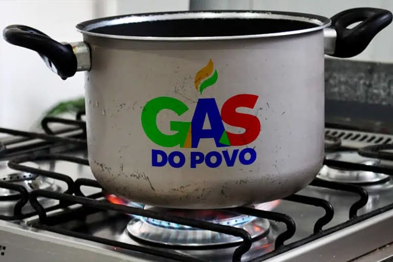 Imagem do programa Gás do Povo com panela sobre o fogão Panela com logo do programa Gás do Povo em cima de um fogão, com gás aceso, representando o benefício do vale de gás para a população.