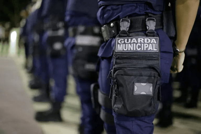 Último dia de inscrições do concurso para Guarda Municipal com salário R$ 2.747 Guardas civis municipais uniformizados em patrulhamento ostensivo com distintivo oficial nas costas