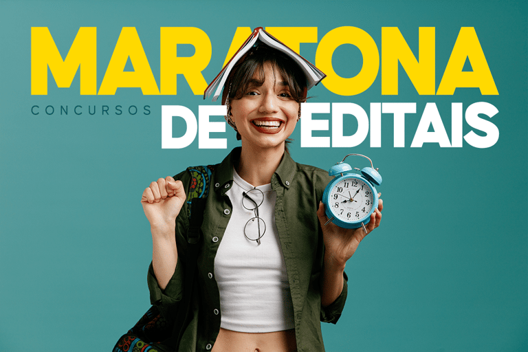 Jovem sorridente segurando relógio azul e livro aberto na cabeça com fundo verde e texto Maratona de Editais.