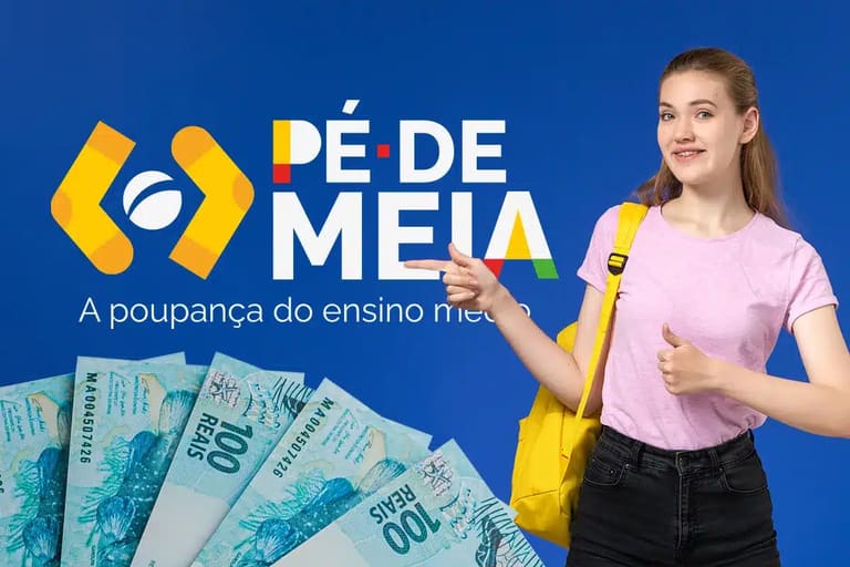 Estudante sorridente apontando para o logo "PÉ-DE-MEIA" e notas de R$ 100, representando o benefício para o ensino médio.