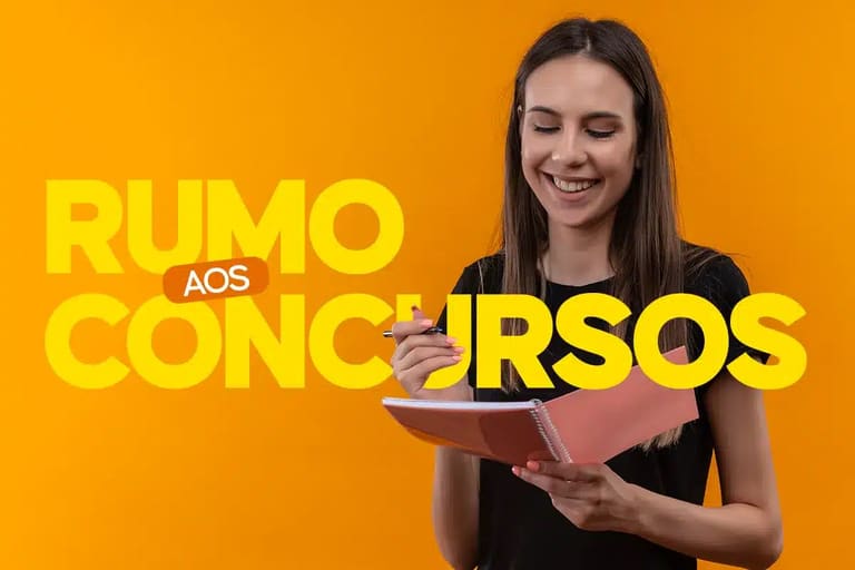 Imagem de uma pessoa sorrindo enquanto estuda para concurso público, com foco na preparação para vagas em Boa Vista-RR.