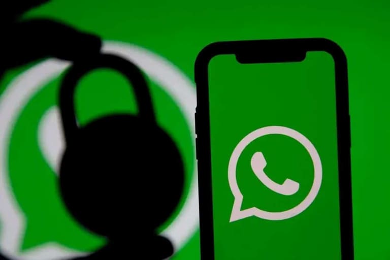 Smartphone com logotipo do WhatsApp em tela verde, com silhueta de cadeado ao lado, simbolizando a vulnerabilidade de segurança e bloqueio de dados com o vazemento de dados do whatsapp.