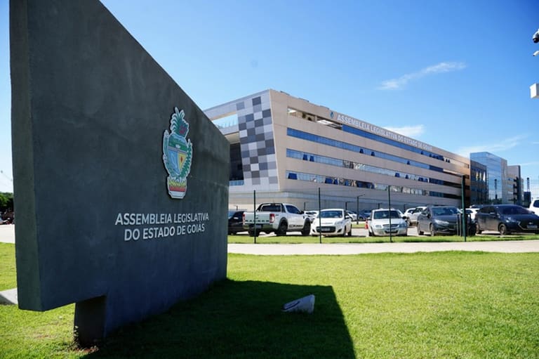 Sede da Assembleia Legislativa do Estado de Goiás com brasão oficial e edifício administrativo ao fundo em Goiânia.