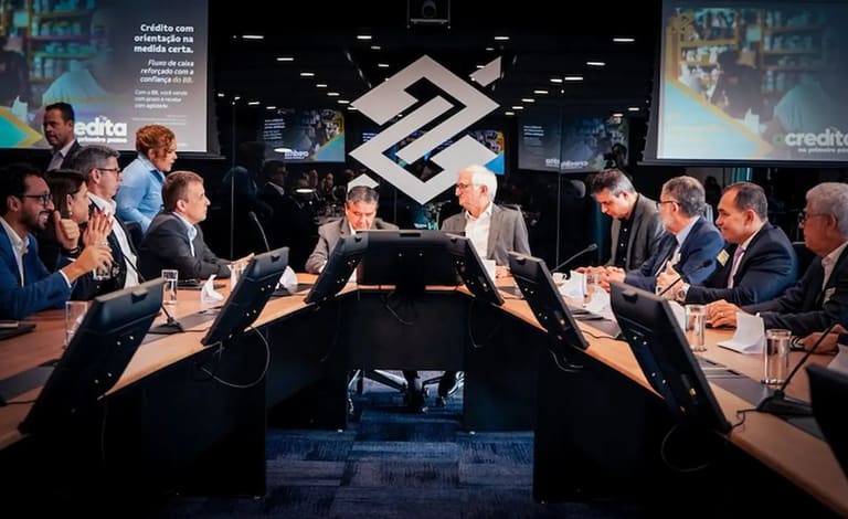Reunião do Banco do Brasil sobre o novo benefício de microcrédito para inscritos no CadÚnico, com executivos em uma mesa de conferências.