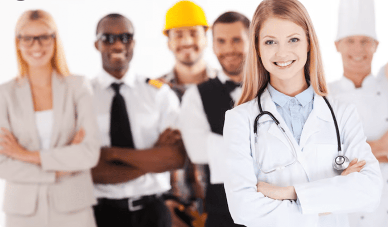 Grupo de profissionais de diferentes áreas incluindo médica engenheiro chef e executivos.