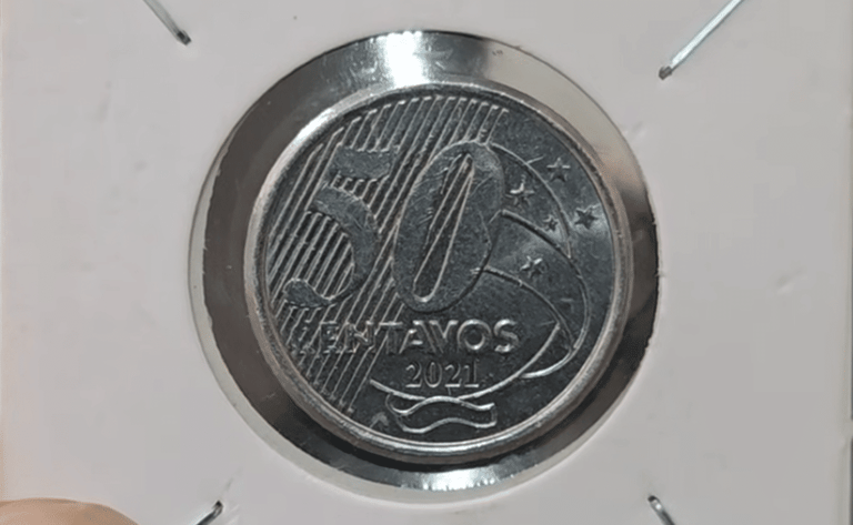 Moeda de 50 centavos do Brasil, ano 2021, em ótimo estado de conservação (flor de cunho), sendo inspecionada para identificar possíveis erros que a tornam uma moeda rara e valiosa para colecionadores.