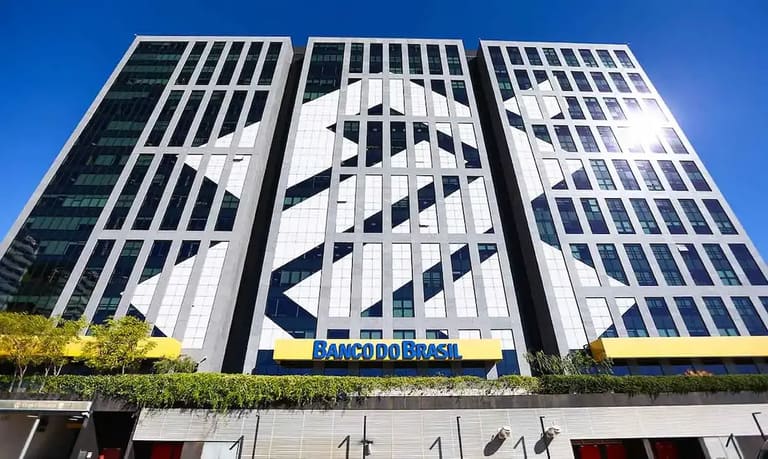 Edifício do Banco do Brasil, com design moderno e gráfico, representando a sede da instituição em contexto de concurso público.
