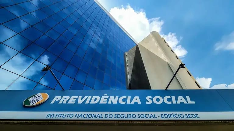 Fachada moderna do prédio da Previdência Social relacionada às novas regras de aposentadoria do INSS para 2026.