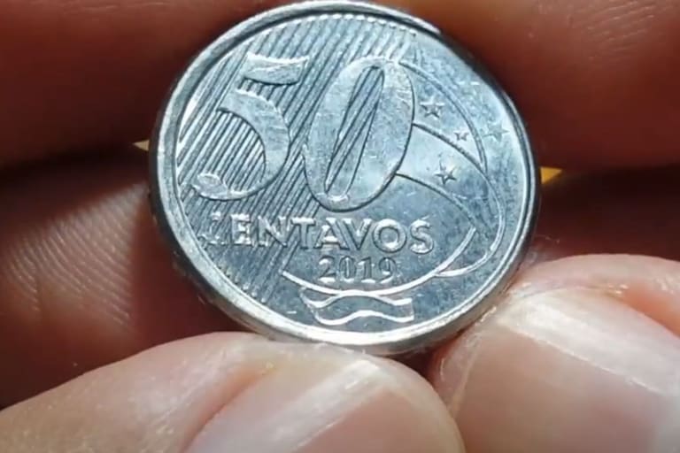 Moeda Rara 50 Centavos 2019 Reverso Invertido Moeda de 50 centavos rara de 2019 com a letra A. Exibe o ano e a inscrição '50 CENTAVOS', destacando a característica valiosa para colecionadores de numismática.
