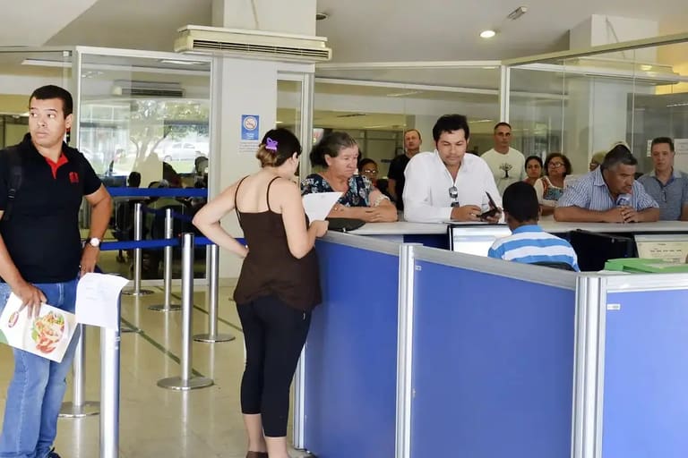 Pessoas aguardando atendimento na fila do INSS enquanto medidas são anunciadas para agilizar a liberação de benefícios.