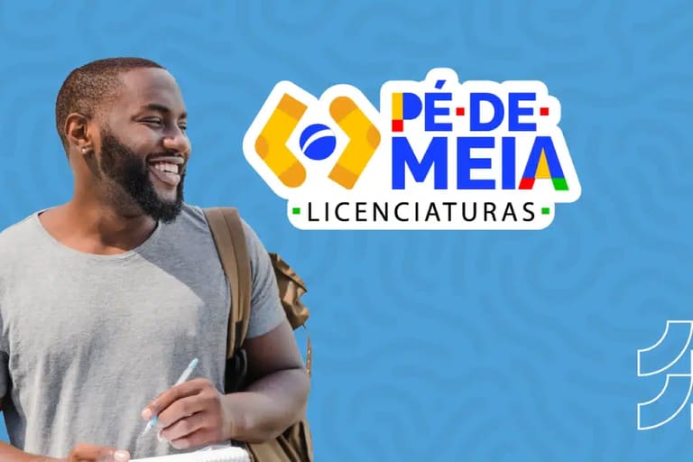 Jovem sorrindo enquanto segura caderno, com a logo do Pé-de-Meia Licenciaturas, que oferece bolsa mensal superior a R$ 1.000.