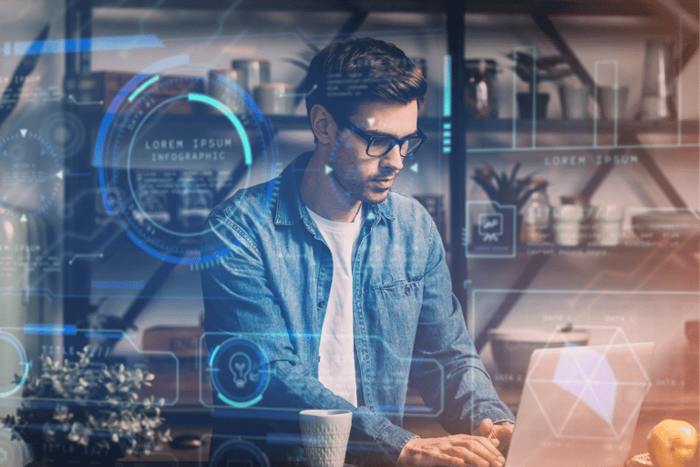 Homem jovem com óculos e camisa jeans usando laptop com gráficos digitais futuristas sobrepostos