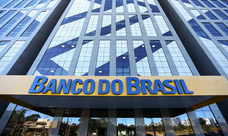 Fachada do Banco do Brasil com logotipo em destaque, relacionada ao concurso do banco.