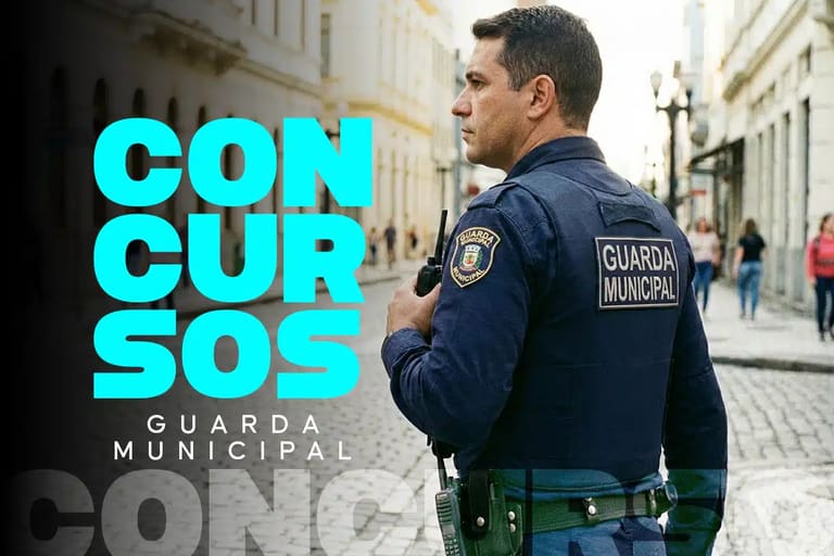 Homem com uniforme da Guarda Municipal acompanhado de rádio de comunicação em rua de pedra.