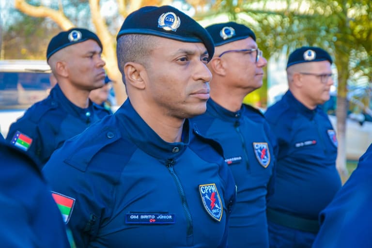Guardas municipais uniformizados de azul em formação durante cerimônia ao ar livre
