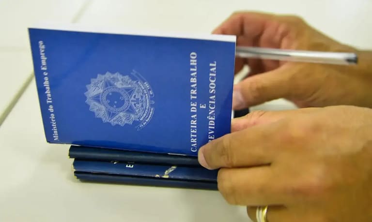 Imagem mostrando uma pessoa segurando a Carteira de Trabalho e Previdência Social, que é fundamental para trabalhadores com carteira assinada, no contexto de um crédito especial.