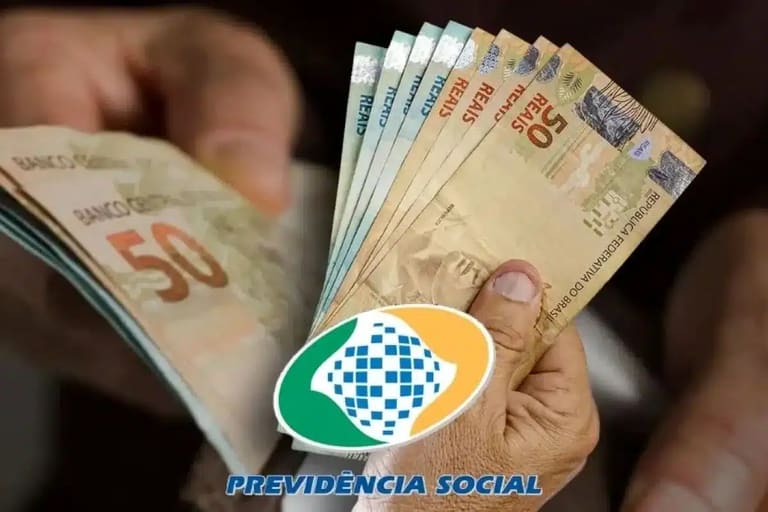 Cédulas de R$50 com logo da Previdência Social, representando o pagamento do 13º salário do INSS em 2026.