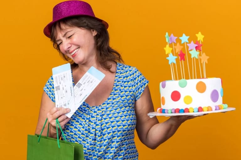 Trabalhador com ingresso e bolo de aniversário comemorando direito à folga remunerada