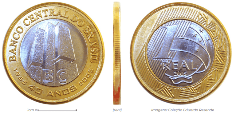 Três visualizações da moeda de 1 Real comemorativa dos 40 anos do Banco Central: anverso com o prédio do BC, perfil da borda serrilhada e reverso com o valor de 1 Real e o ano 2005.