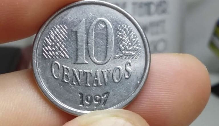 Visão frontal de uma moeda de 10 centavos de 1997 em aço inox, focando no número 10 e na data na parte inferior.