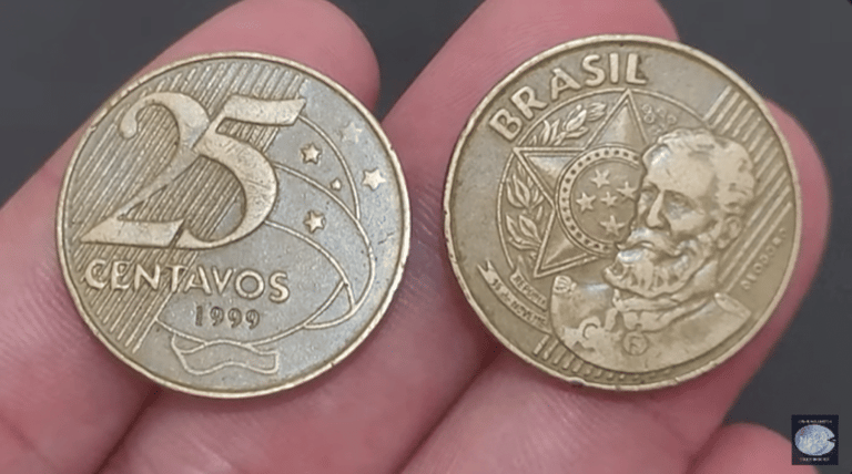 Duas moedas de 25 centavos de 1999 sendo seguradas, mostrando as faces anverso (busto de Deodoro) e reverso (valor "25 centavos").