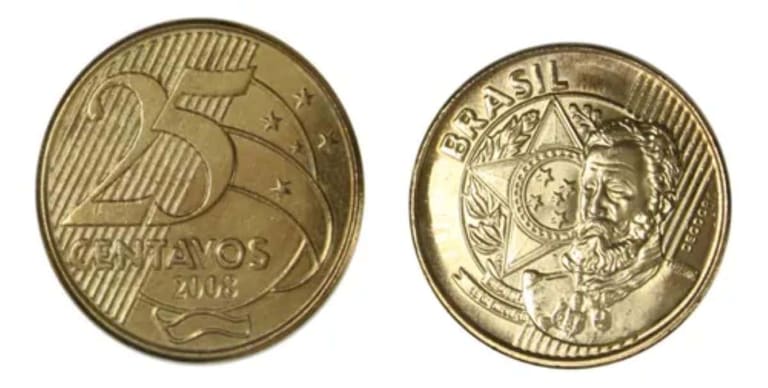 Visão frontal e traseira de uma moeda de 25 centavos de 2008 dourada. O lado esquerdo mostra o numeral "25" e o ano "2008". O lado direito apresenta a efígie de Manuel Deodoro da Fonseca e a palavra "BRASIL" no topo.