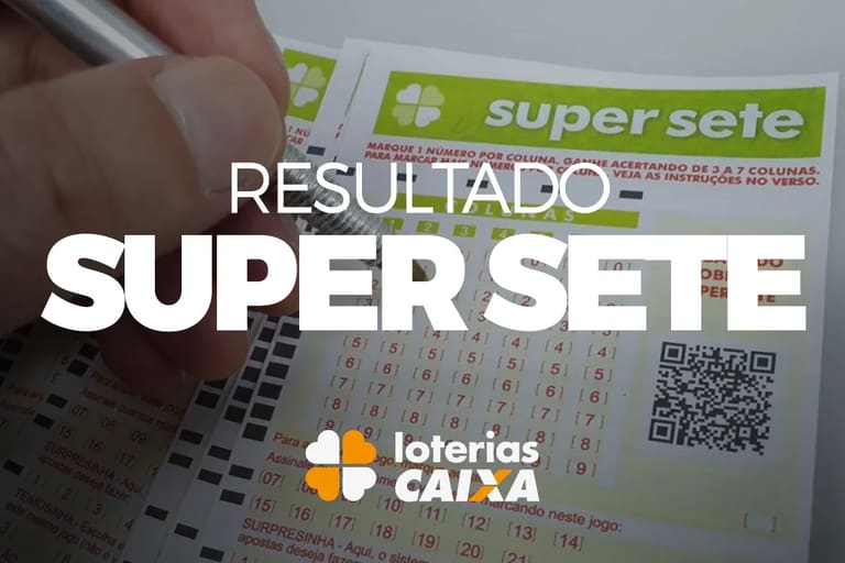 Mão preenchendo cartão da loteria Super Sete da Caixa com números marcados
