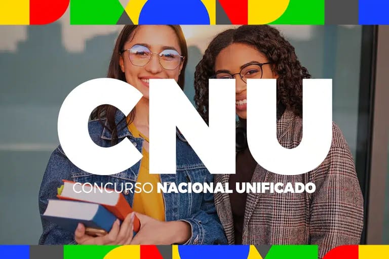 Duas mulheres jovens sorrindo e segurando livros, com a sigla "CNU" e o texto "Concurso Nacional Unificado" sobrepostos em letras brancas; moldura colorida com formas geométricas no topo e na base.