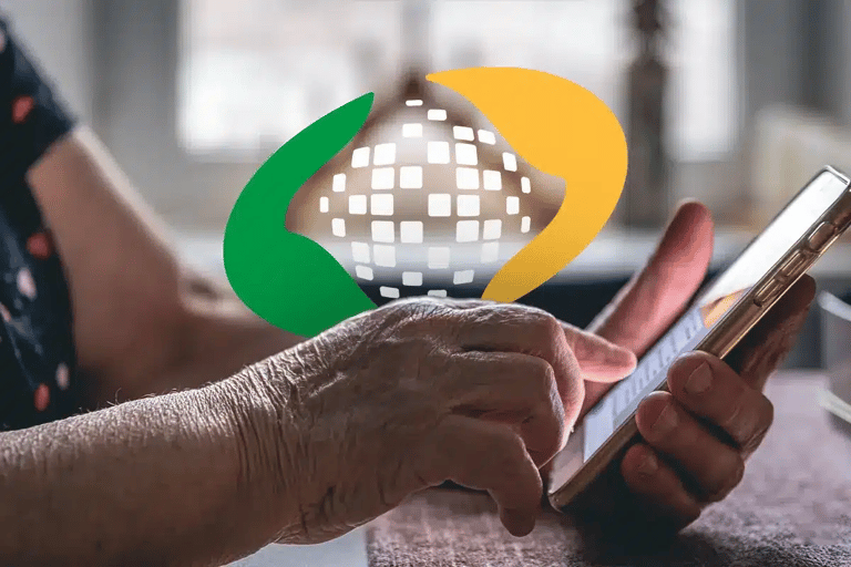 Pessoa utilizando celular com simulador do INSS para consultar quanto tempo falta para se aposentar