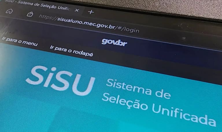 Fundo azul com texto SiSU Sistema de Seleção Unificada aberto no site sisualuno.mec.gov.br.