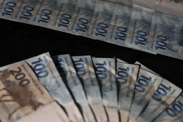 Cédulas de R$ 100 e R$ 200 representando antecipação do pagamento do 13º salário do INSS em abril de 2026