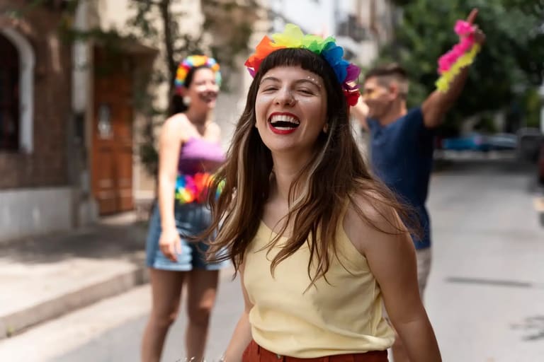 Pessoa aproveita a folia do Carnaval de rua em destino urbano animado.