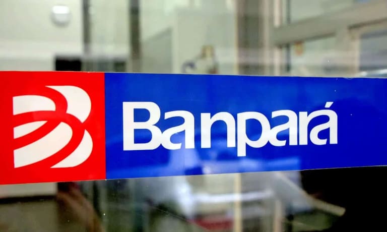 Adesivo do Banpará com logomarca vermelha e azul em vidro de porta