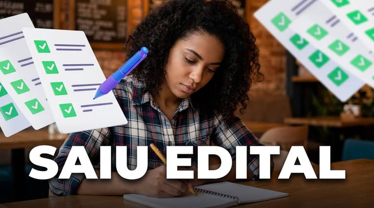 Mulher concentrada escrevendo em caderno, simulados de prova ao redor, ambiente de café.