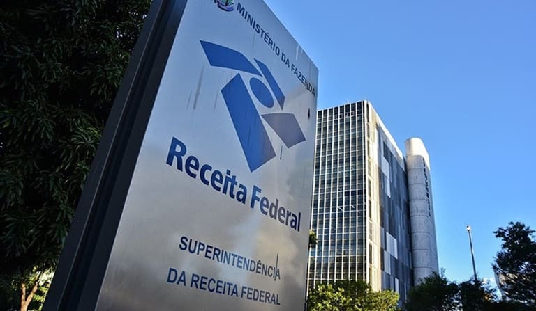 Placa da Superintendência da Receita Federal com logotipo do Ministério da Fazenda em frente ao edifício sede em Brasília